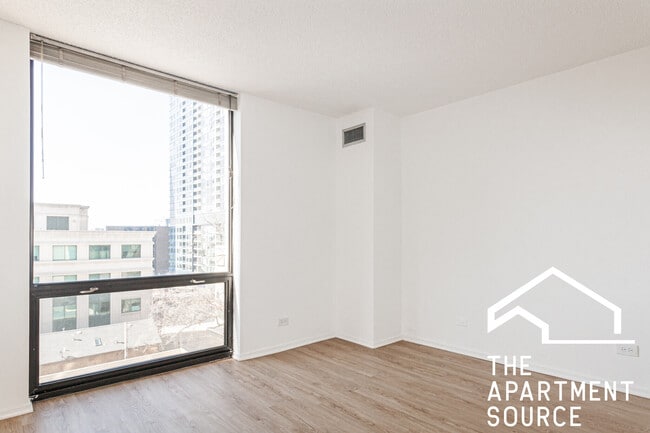 Building Photo - 1120 N La Salle Dr