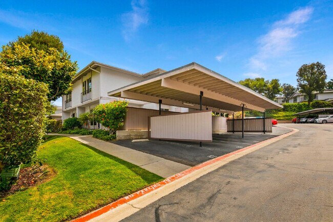Building Photo - Stunning townhouse in La Jolla / North UTC area