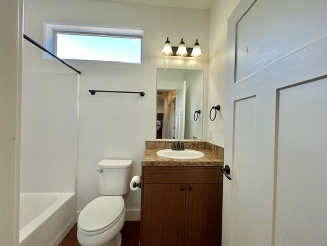 Building Photo - Beautiful 3BR/2BA Townhome Near Lake Pagos...