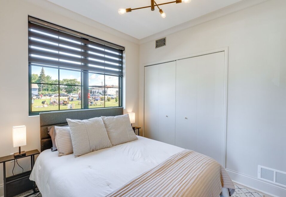 Bedroom with queen bed - 411 S Rath Ave