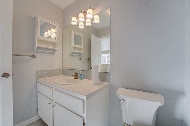 Building Photo - Beautiful 4 bed, 3.5 bath Home in Fort Collins Dakota Ridge Neighborhood