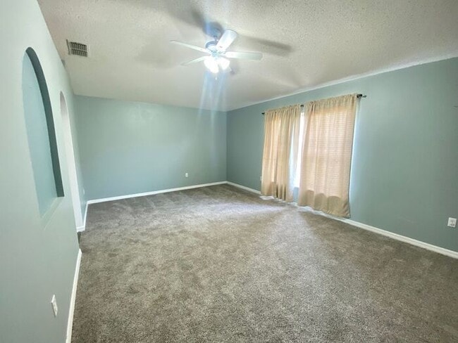 Building Photo - 4/2.5 Clermont Home with fenced yard