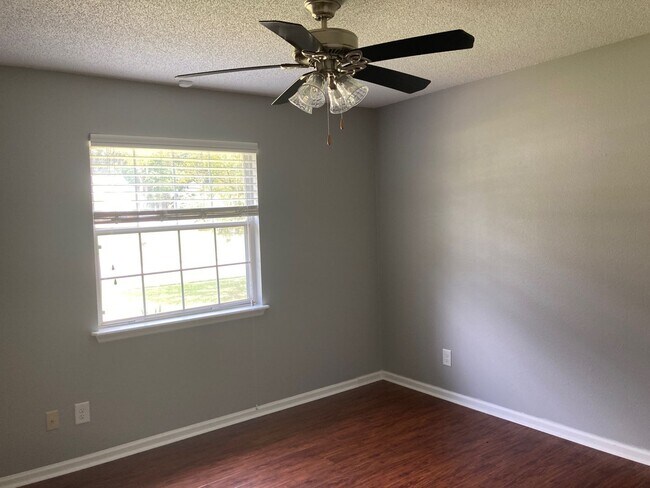 Building Photo - 3 bed 2 bath house, 1-car garage and fenced-in yard! Available May 15