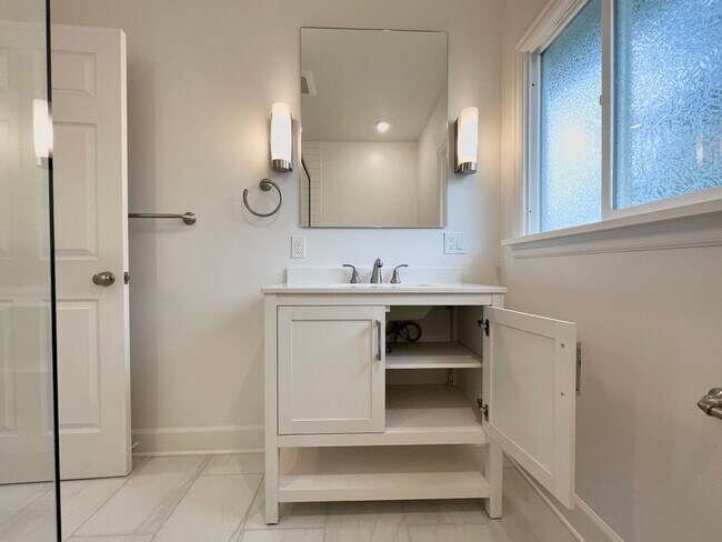 Building Photo - Newly Renovated 3 bed 2 bath With Huge Bac...