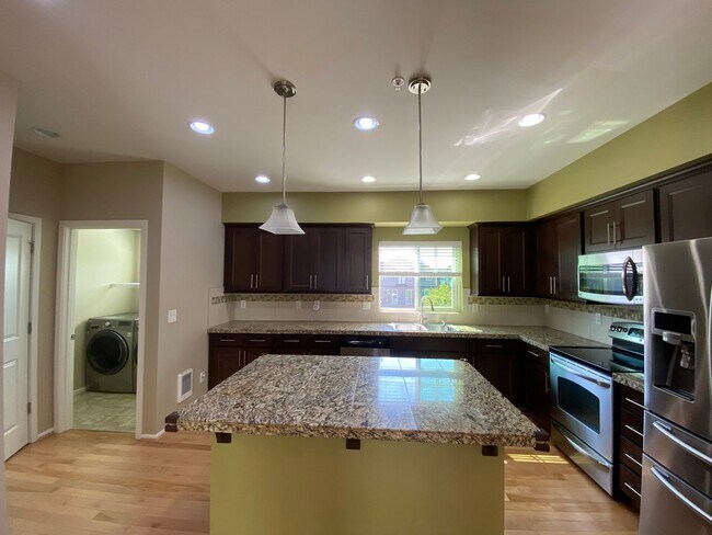 Building Photo - 4 Bed  2.5 Bath Redmond Townhome