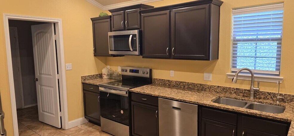 Building Photo - 3020 San Pedro Dr