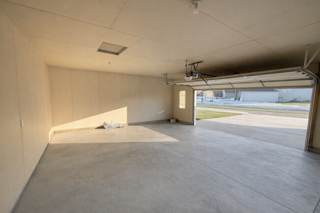 Building Photo - Beautiful 4bed 3bath Single Family Home In Sartell