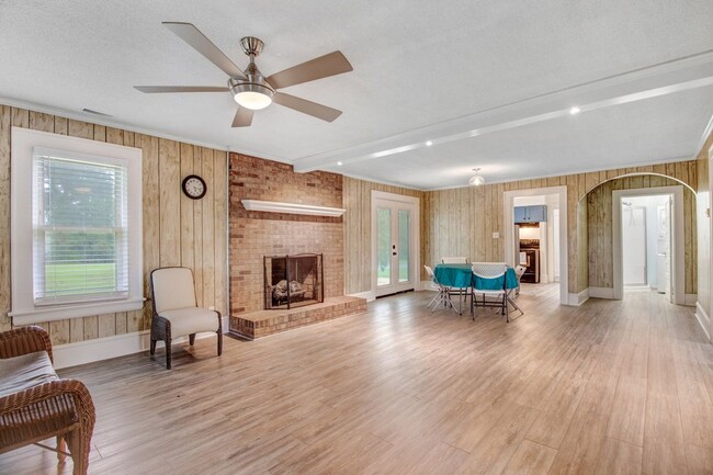 Building Photo - *FOR RENT* Beautifully Updated Home in Pri...