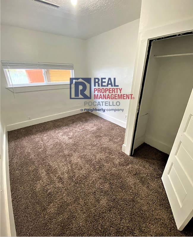 Building Photo - 3 bedroom 1 bath home - Dogs negotiable with additional fees