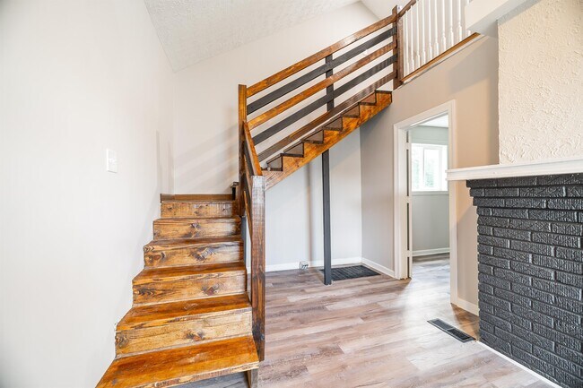 Building Photo - 465 Brehl Ave