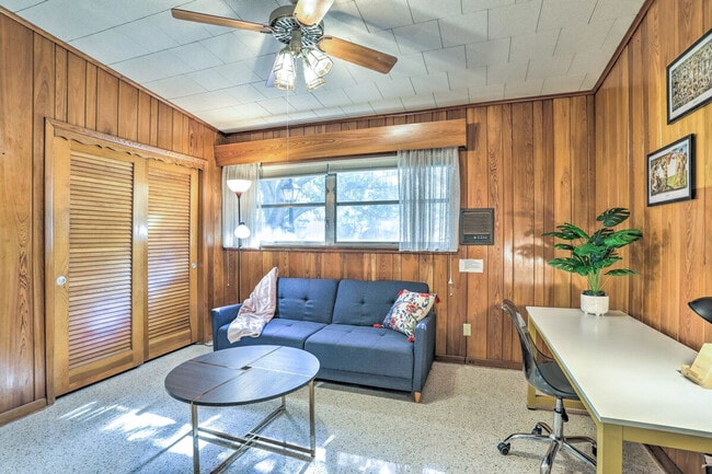 Building Photo - 1412 Country Club Rd N