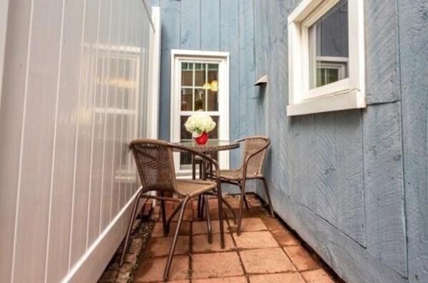 Building Photo - 37 Sackville St