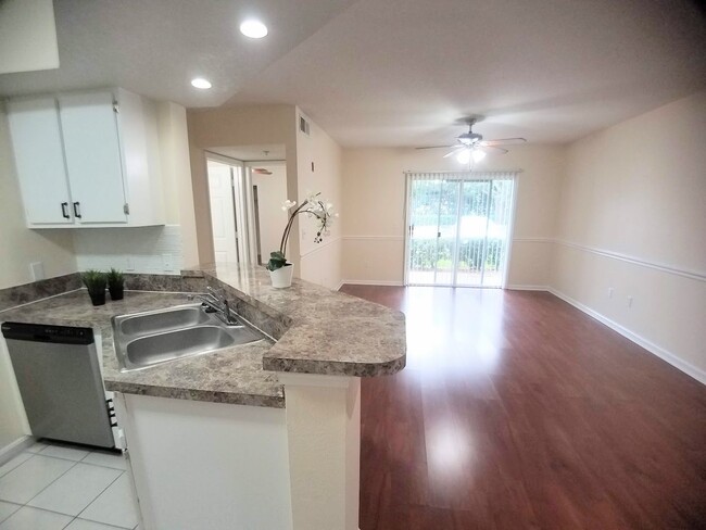 Building Photo - For Rent Beautiful 2/2 First Floor Condo a...