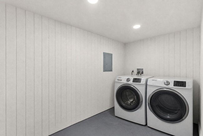 Building Photo - 749-749.5-7495 York Ct
