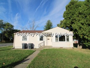 Building Photo - 3 BR 1 BA House with Garage Across from Pu...