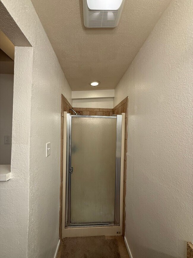 Building Photo - Spacious 4 bedroom, 2 bath home COMING SOON!