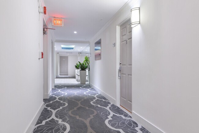 Building Photo - 10350 W Bay Harbor Dr