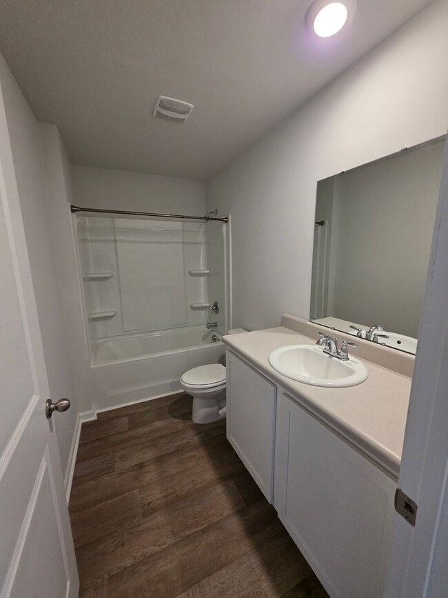 Building Photo - 3 BR 2 BA in Towne Pointe