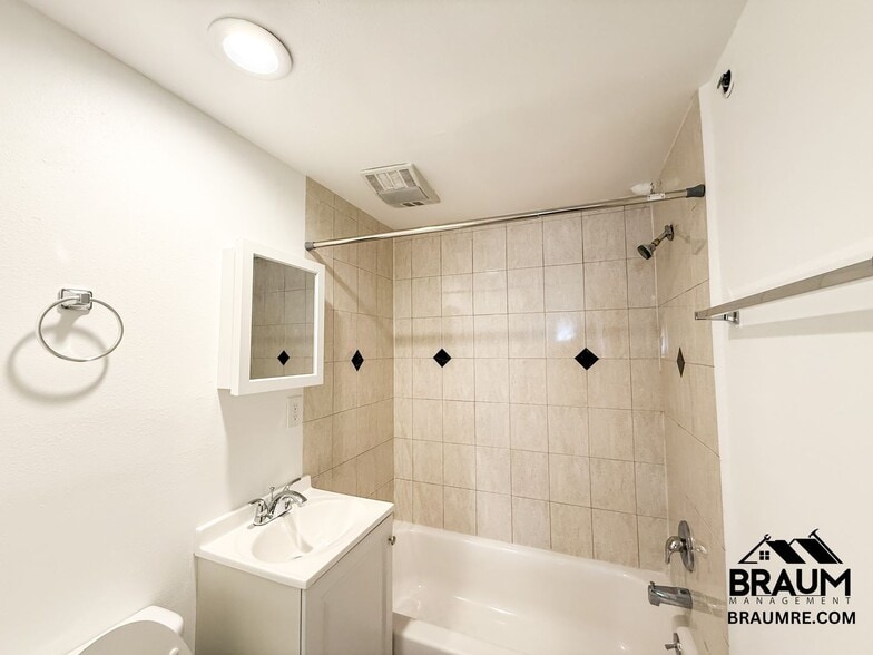 Building Photo - 1537 Franklin St