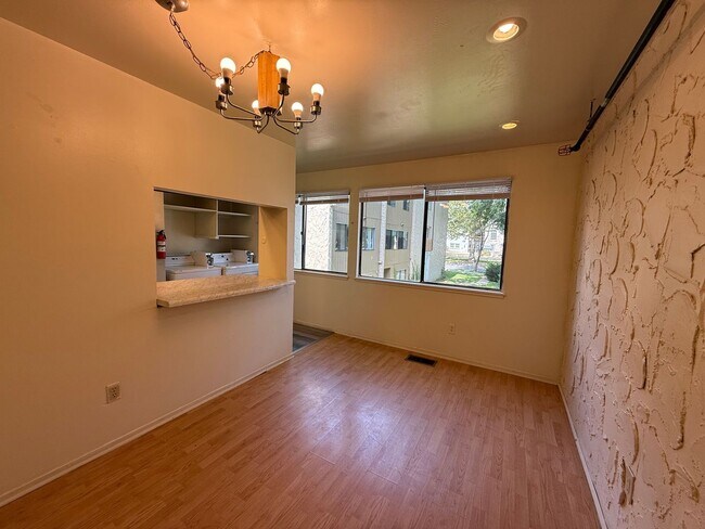 Building Photo - 3 Bedroom Townhouse at The Commons