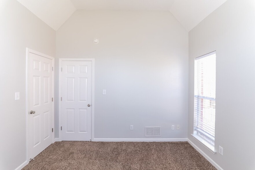 Building Photo - 6527 Sandbourne E