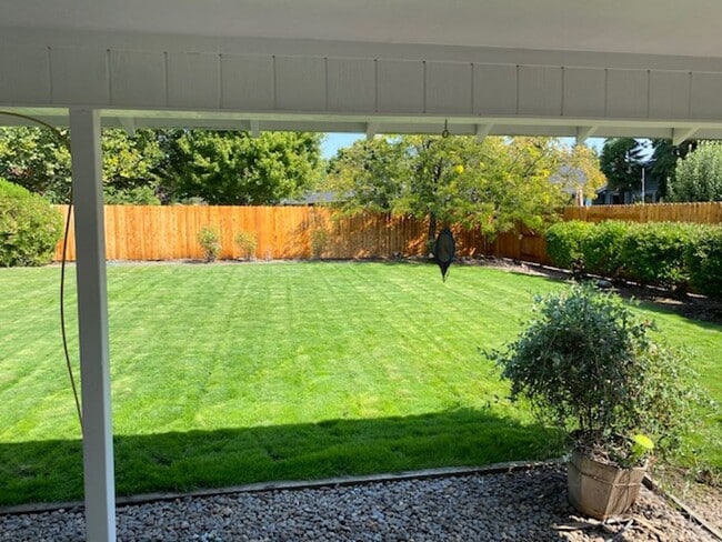 Building Photo - LARGE SINGLE FAMILY HOME, ONE LEVEL W/ FEN...