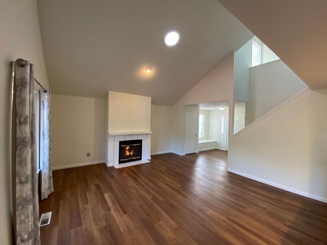 Building Photo - Clean 3 bed well-maintained & pet free hom...