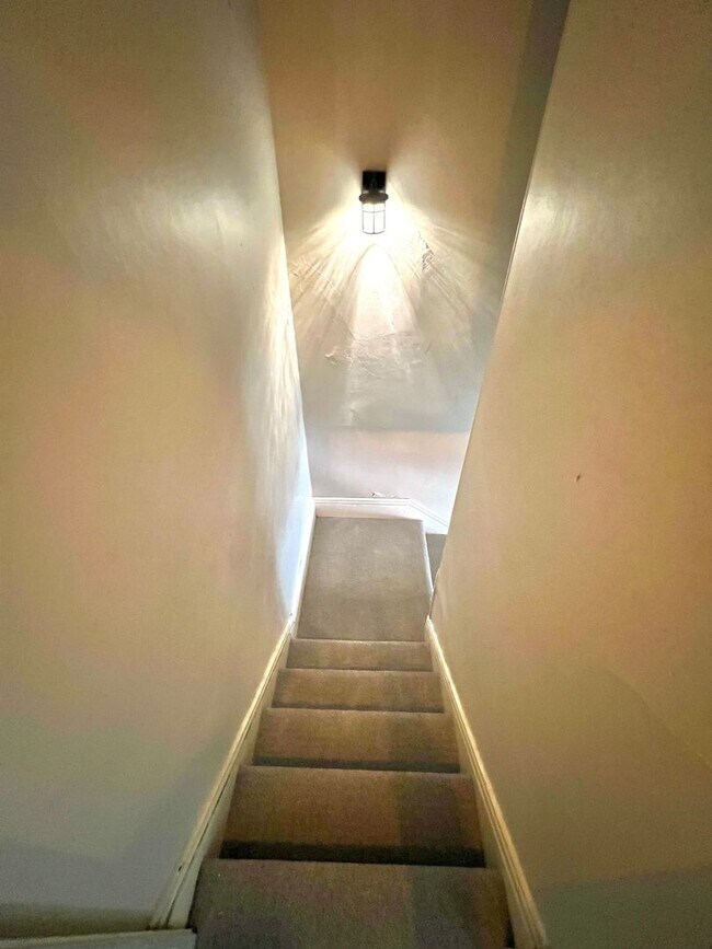 Building Photo - Vintage Upstairs Midtown Apartment