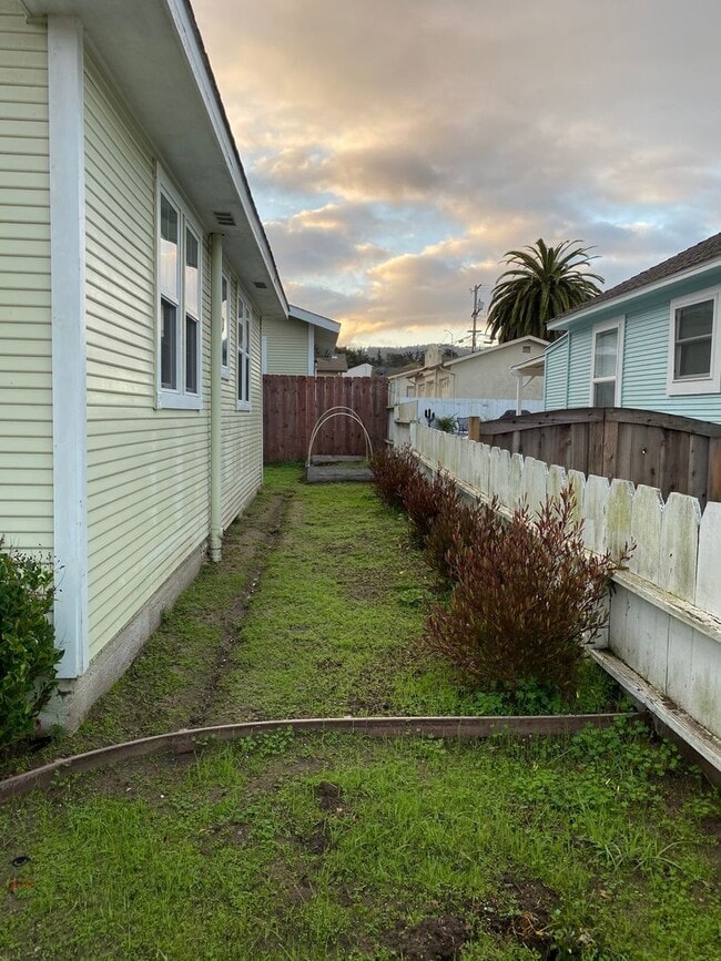 Building Photo - Two bedroom one bath home walking distance to beach and Naval Postgraduate School