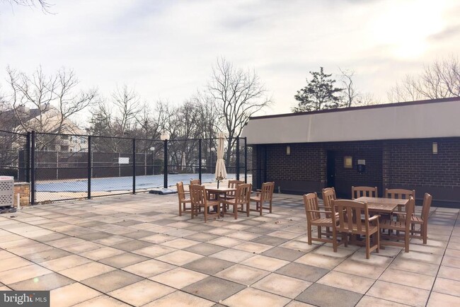 Building Photo - 250 S Reynolds St