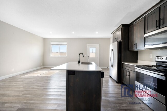 Building Photo - MOVE IN SPECIAL - 3 Bedroom 2.5 Bathroom T...