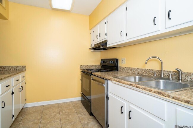 Building Photo - 4630 Southpark Dr