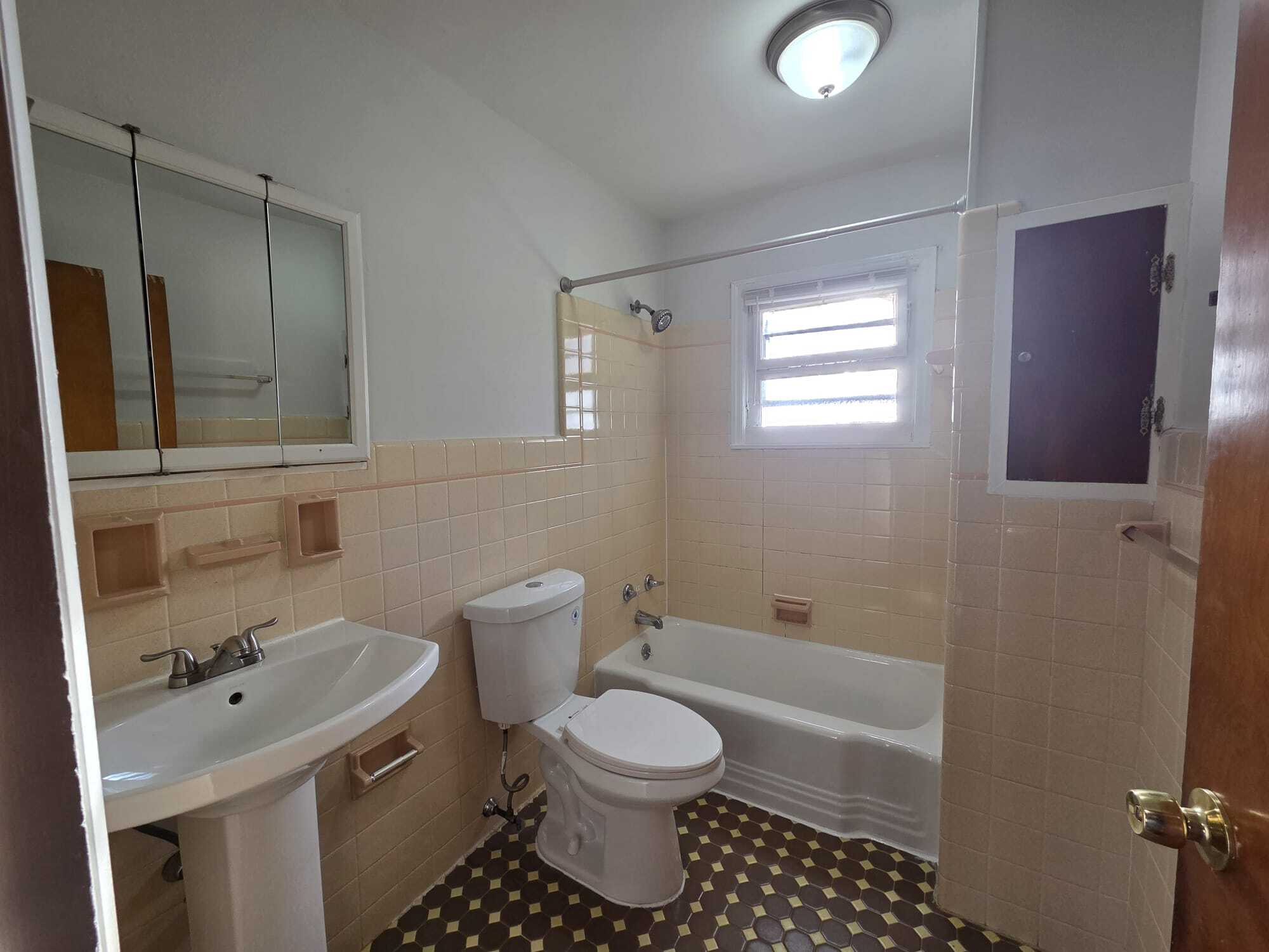 Building Photo - 301 S Logan Ave