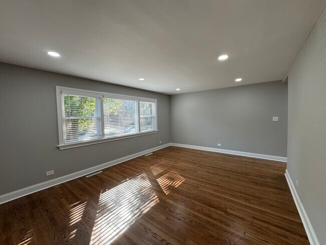 Building Photo - 6236 N Francisco Ave