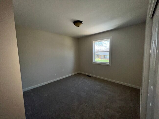 Room 2 - 1817 N Evergreen Ln