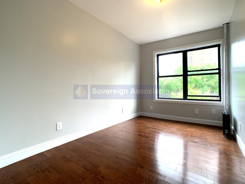 Building Photo - 184 Nagle Ave