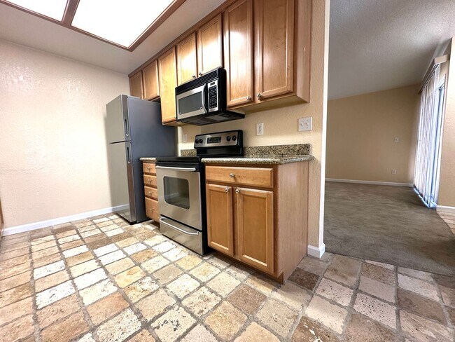 Building Photo - Conveniently located condo in Modesto