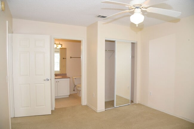 Building Photo - Desirable Florida Club Unit!