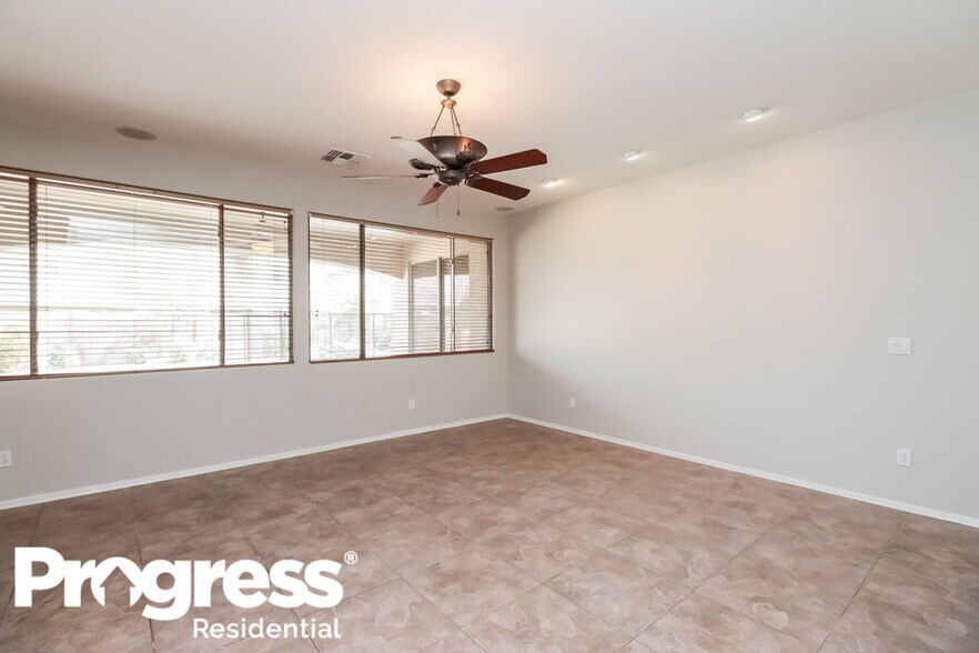 Building Photo - 2221 S Holguin Way