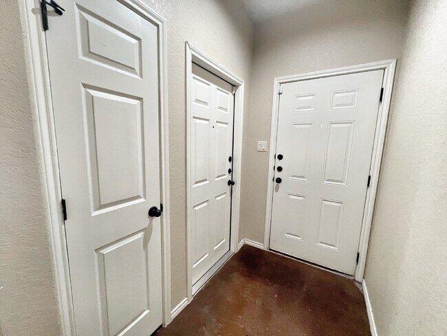 Building Photo - Spacious 3BR/2BA Duplex with Private Yard ...
