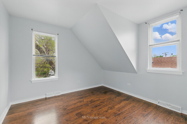 Building Photo - 355 N Hickory St