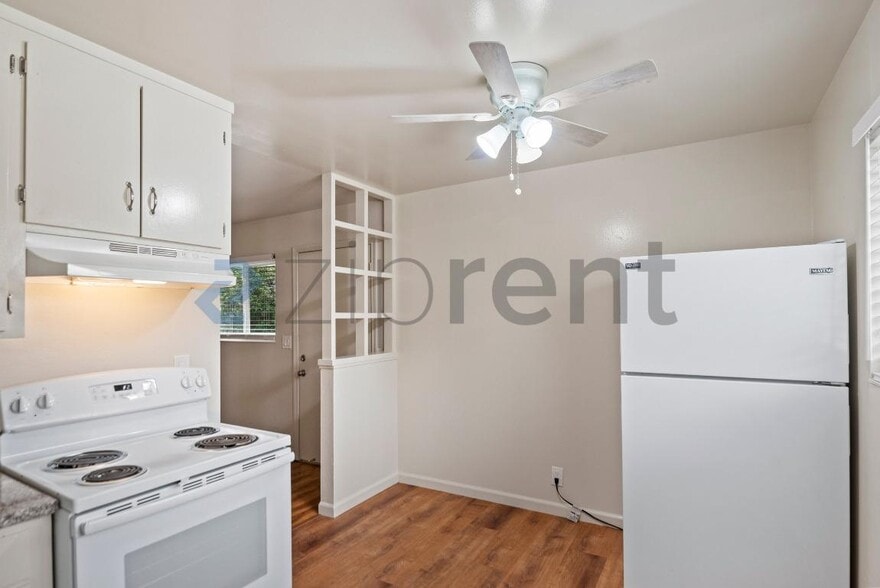 Building Photo - 1371 Vía Dondera