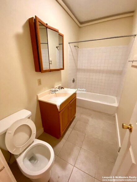 Building Photo - 19 Roseclair St