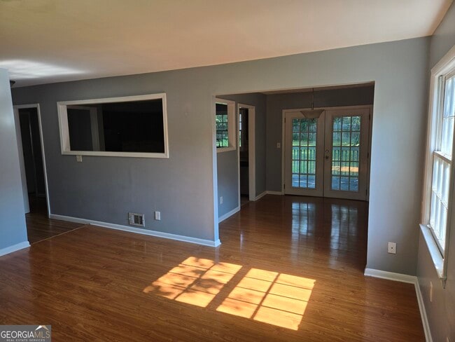 Building Photo - 1387 Town Country Dr SE