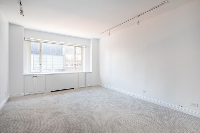 Building Photo - 166 E 63rd St