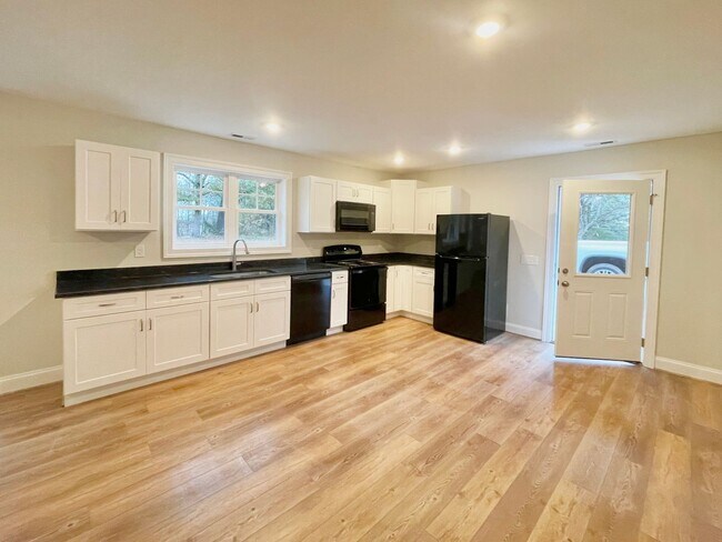Building Photo - The Home You’ve Been Searching For!