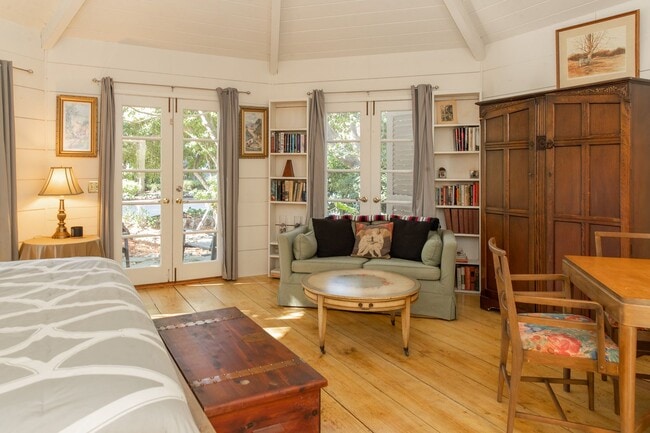 Building Photo - Adorable Carmel by the Sea Cottage! Lookin...