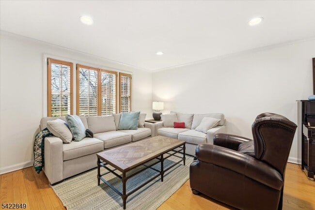 Building Photo - 260 Walnut St