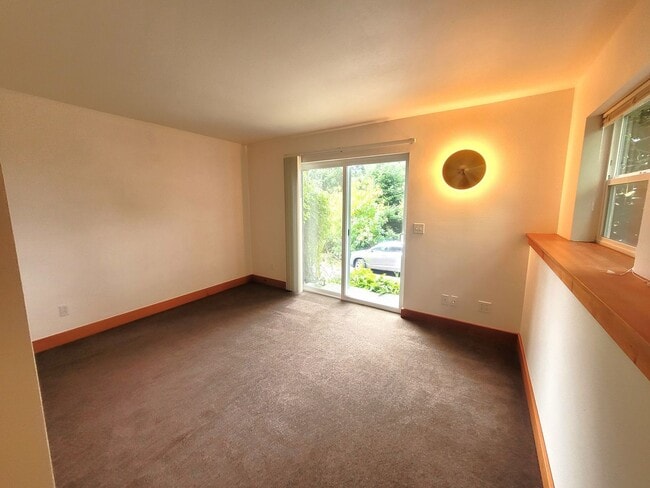 Building Photo - Beautiful South Hill Home with Bay Views 3...