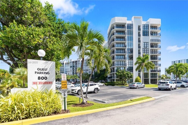 Building Photo - 800 Parkview Dr